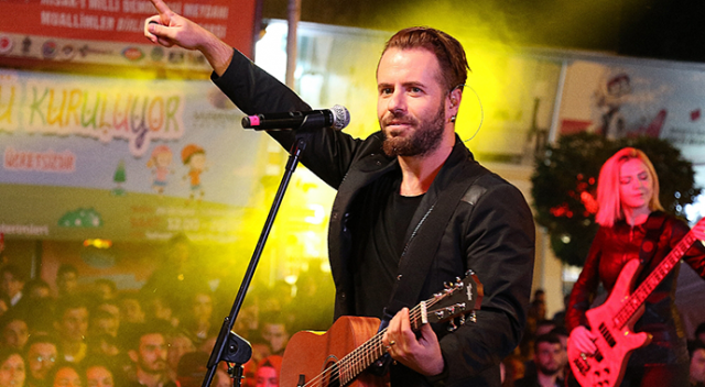 Emre Aydın konserinde yumruklar havada uçuştu