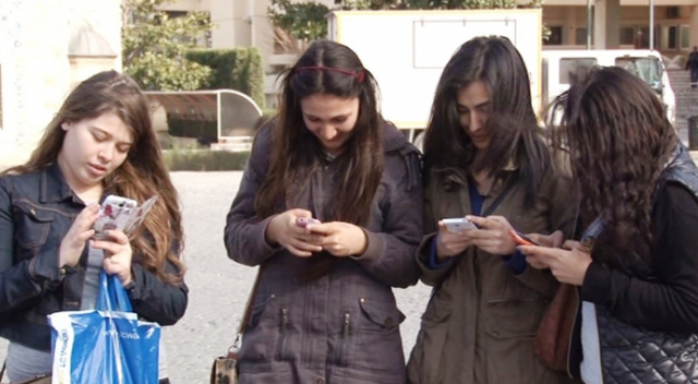 Gençlerin yarısı doktordan önce internete başvuruyor