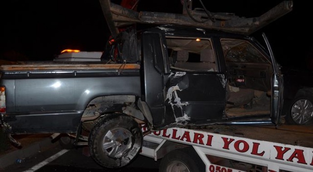 Kamyonet refüje çarptı: 5 yaralı Kamyonet refüje çarptı: 5 yaralı