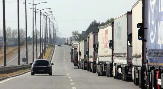 Kapıkule’de 12 kilometre tır kuyruğu