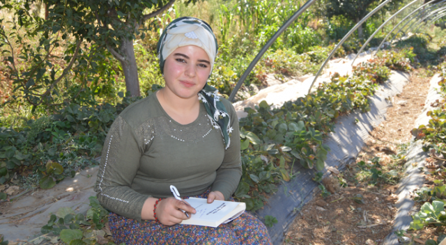 Lise öğrencisi Şeyma Nur tarlada kitap yazdı