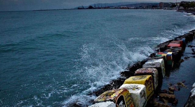 Marmara'da fırtına sürüyor Marmara'da fırtına sürüyor