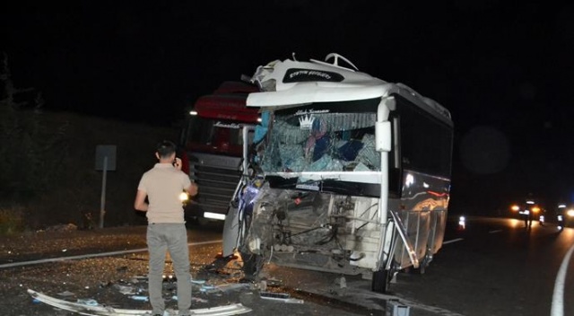 Minibüs tıra arkadan çarptı: 16 yaralı Minibüs tıra arkadan çarptı: 16 yaralı
