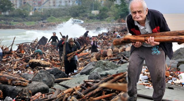 Rize'de selin sürüklediği odunları gören vatandaş, kışlık yakacak telaşına düştü Rize'de selin sürüklediği odunları gören vatandaş, kışlık yakacak telaşına düştü