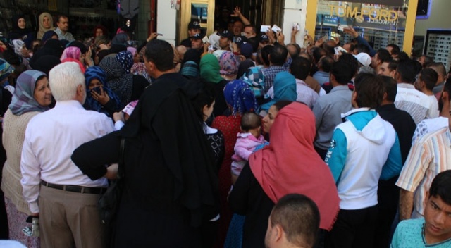 Suriyeliler uzun kuyruklar oluşturdu Suriyeliler uzun kuyruklar oluşturdu