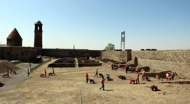 Tarihi Erzurum Kalesi'nde kazı çalışmaları sürüyor Tarihi Erzurum Kalesi'nde kazı çalışmaları sürüyor