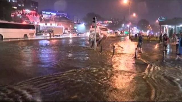Üsküdar Meydanı göle döndü Üsküdar Meydanı göle döndü