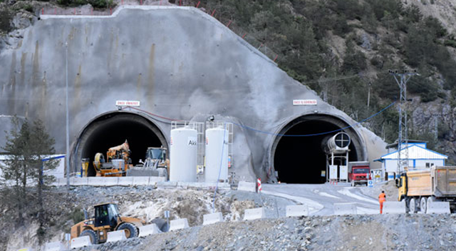 Yeni Zigana tünelinde 7 bin 700 metre kazıldı Yeni Zigana tünelinde 7 bin 700 metre kazıldı