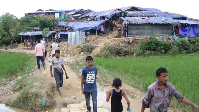 '100 bin Arakanlı Bangladeş'e geçmeyi bekliyor' '100 bin Arakanlı Bangladeş'e geçmeyi bekliyor'