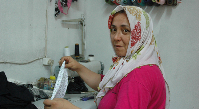 3 dikiş makinesiyle 3 çocuk okutuyor