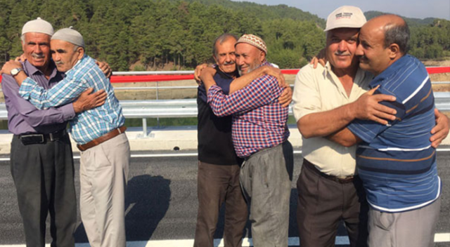 30 yıl sonra kucaklaştılar 30 yıl sonra kucaklaştılar