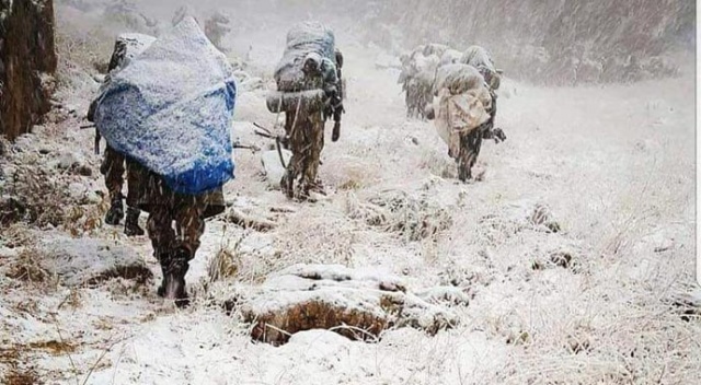Asker Kato Dağı'nda kar altında operasyon yapıyor Asker Kato Dağı'nda kar altında operasyon yapıyor