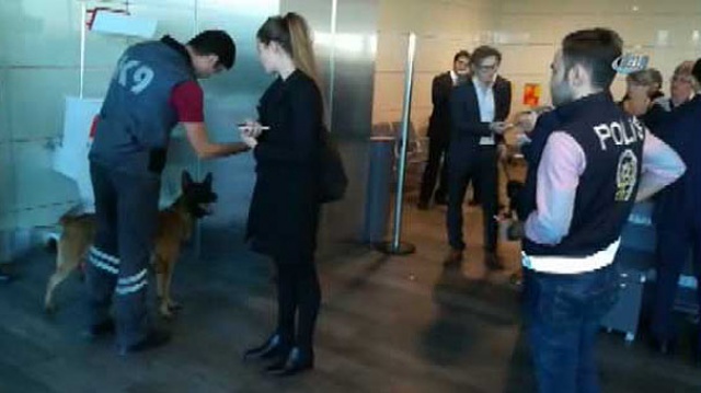 Atatürk Havalimanında yabancı yolculara köpekli arama Atatürk Havalimanında yabancı yolculara köpekli arama