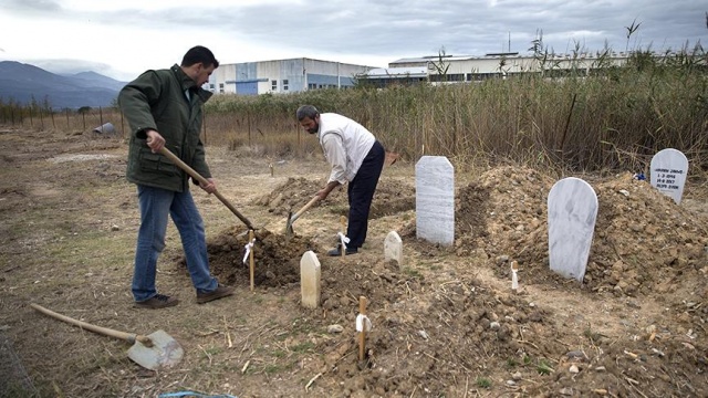Atina'da Müslüman sığınmacıların mezarlık çilesi Atina'da Müslüman sığınmacıların mezarlık çilesi