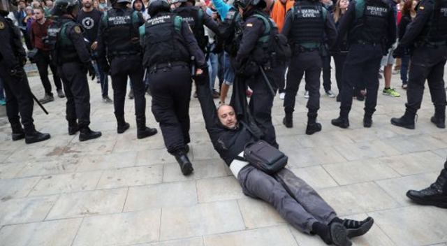Barcelona sokakları savaş alanına döndü: 38 yaralı