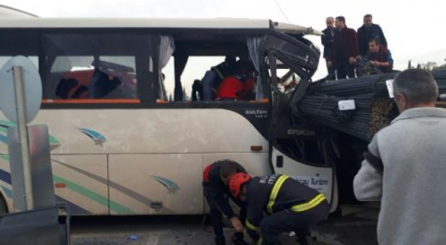 İşçi servisi ile TIR çarpıştı: 14 yaralı İşçi servisi ile TIR çarpıştı: 14 yaralı