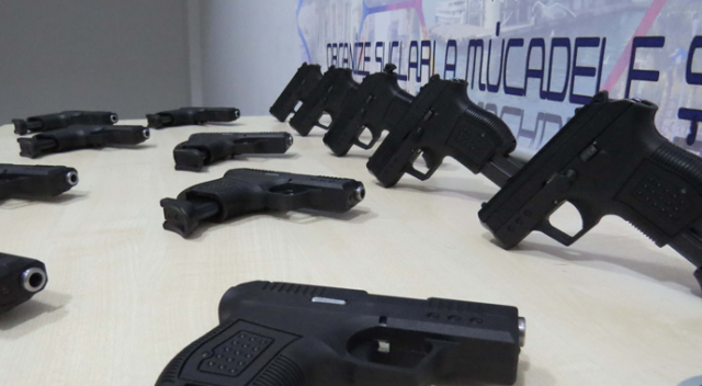 İzmir’de silah kaçakçılarına operasyon İzmir’de silah kaçakçılarına operasyon