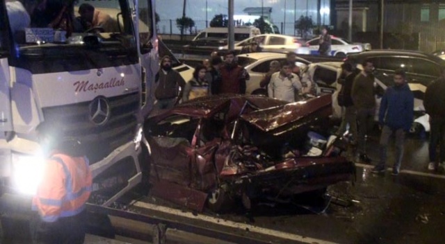 Kocaeli'de tır 10 aracı biçti, çok sayıda yaralı var Kocaeli'de tır 10 aracı biçti, çok sayıda yaralı var