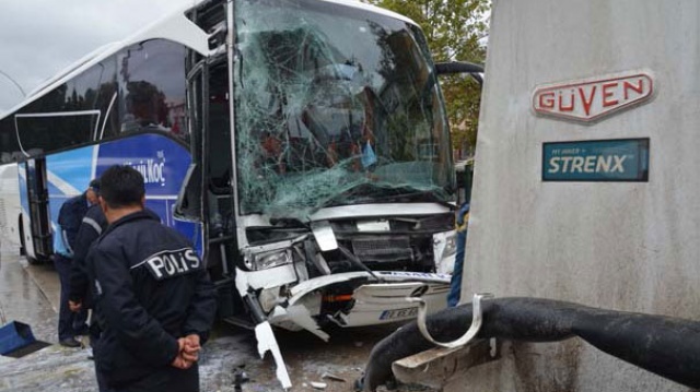 Kocaeli'de yolcu otobüsü ile tır çarpıştı: 13 yaralı Kocaeli'de yolcu otobüsü ile tır çarpıştı: 13 yaralı