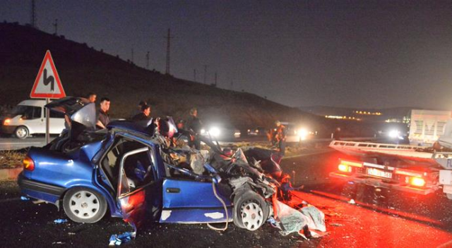Otomobil kamyonun altına girdi: 2 ölü