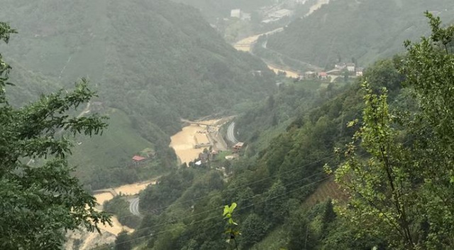 Rize'de şiddetli yağış etkili oluyor Rize'de şiddetli yağış etkili oluyor