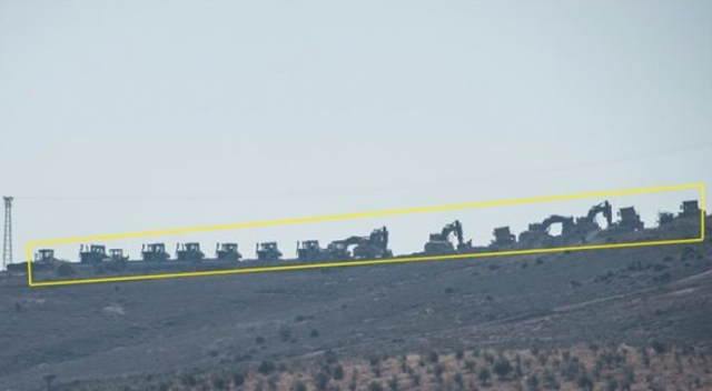 Tanklar ve iş makineları sınırda emir bekliyorlar