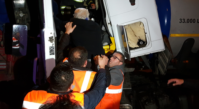 TEM Otoyolunda tanker tıra arkadan çarptı: 1 yaralı TEM Otoyolunda tanker tıra arkadan çarptı: 1 yaralı