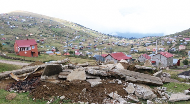 Yaylalardaki çarpık yapılaşmaya kepçe vuruldu Yaylalardaki çarpık yapılaşmaya kepçe vuruldu