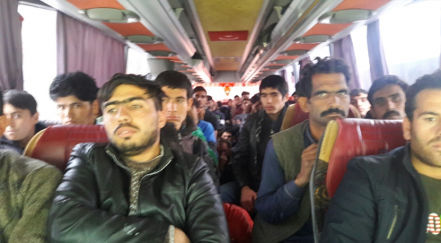45 kişilik otobüsten 78 mülteci çıktı 45 kişilik otobüsten 78 mülteci çıktı