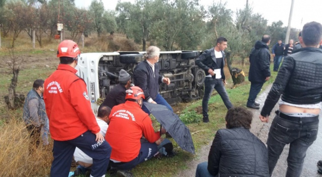 Balıkesir&#039;de yolcu minübüsü şarampole yuvarlandı