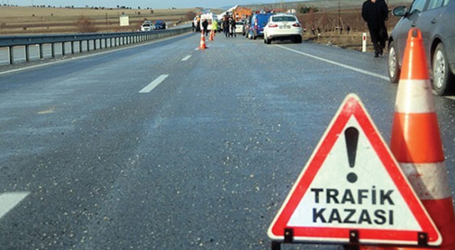 Bayburt'ta feci kaza: 3 yaralı Bayburt'ta feci kaza: 3 yaralı