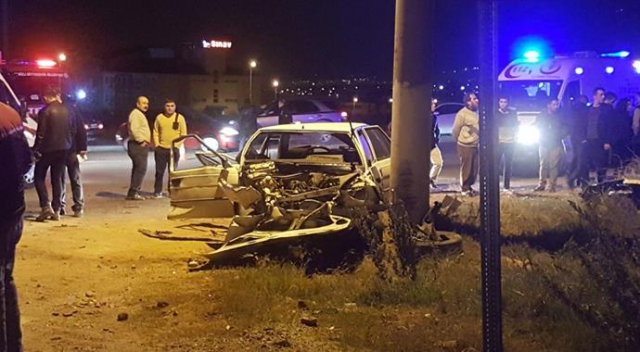 Denizli'de otomobiller kafa kafaya çarpıştı: 1 ölü, 10 yaralı Denizli'de otomobiller kafa kafaya çarpıştı: 1 ölü, 10 yaralı