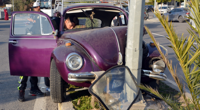 İzmir'de feci kaza: 2 yaralı İzmir'de feci kaza: 2 yaralı