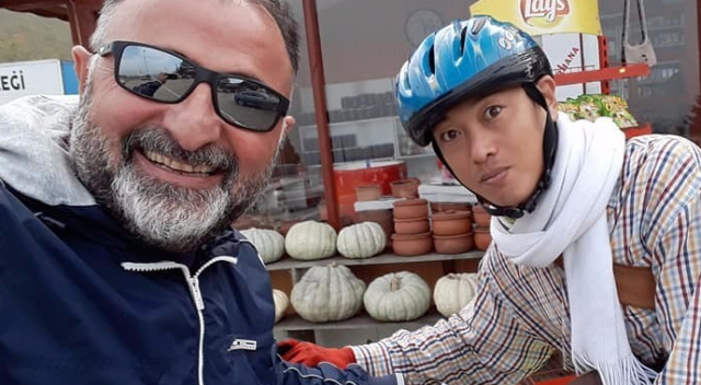 Japon turiste hamsi yedirebilmek için kilometrelerce yol kat etti Japon turiste hamsi yedirebilmek için kilometrelerce yol kat etti
