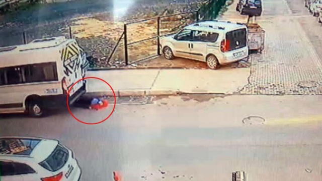 Kucağında bebeğiyle servis minibüsünün altında kaldı
