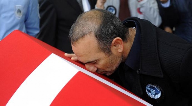 Leonidis'in Türk bayrağını öpmesi Yunan'ı kızdırdı Leonidis'in Türk bayrağını öpmesi Yunan'ı kızdırdı