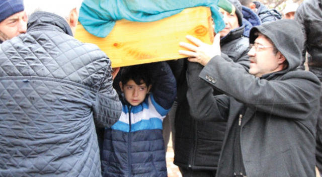 11 yaşındaki çocuk, babası tarafından öldürülen annesinin tabutunu sırtladı