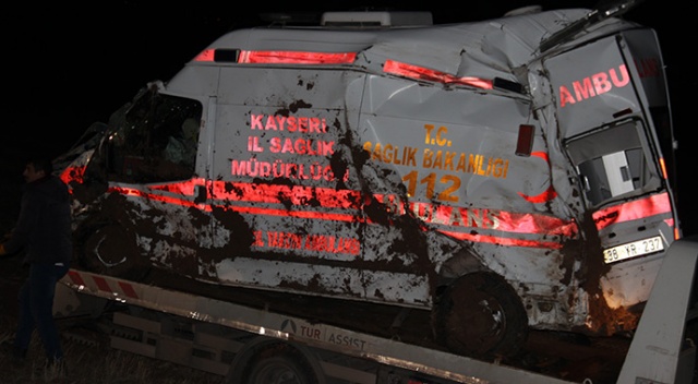 Ambulans şarampole devrildi: 3 yaralı Ambulans şarampole devrildi: 3 yaralı