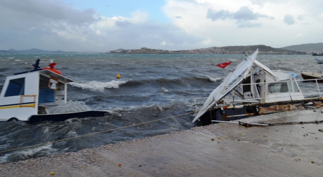 Ayvalık’ta lodos küçük balıkçı teknelerini batırdı