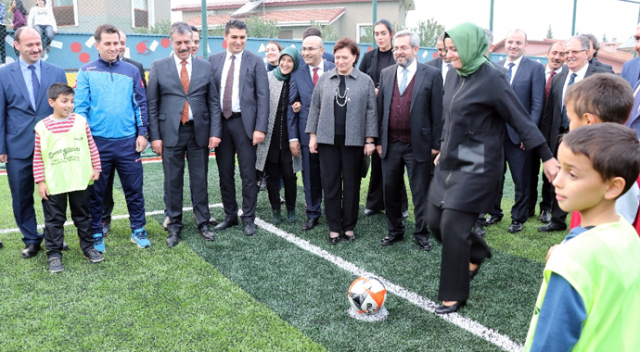 Betül Sayan Kaya çocuklarla futbol oynadı Betül Sayan Kaya çocuklarla futbol oynadı