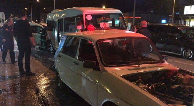 Denizli'de 6 araç birbirine girdi, yaralılar var Denizli'de 6 araç birbirine girdi, yaralılar var