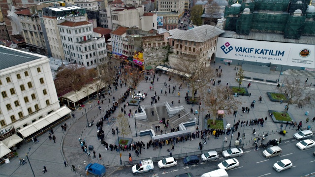 Eminönü&#039;nde metrelerce piyango kuyruğu