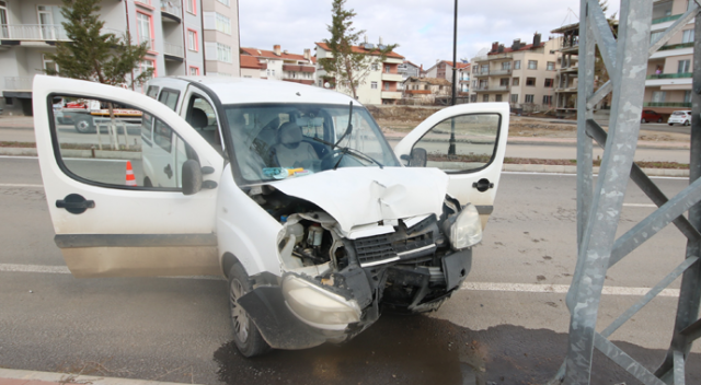 Hafif ticari araç elektrik direğine çarptı: 2 yaralı