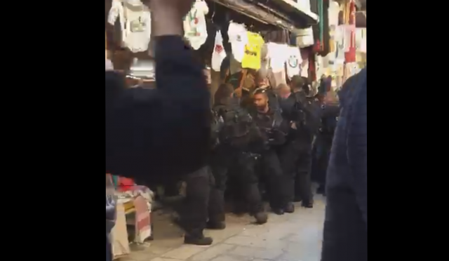 İsrail polisi Filistinli gençlere saldırdı! 70 yaşındaki kadını yerde tekmelediler!