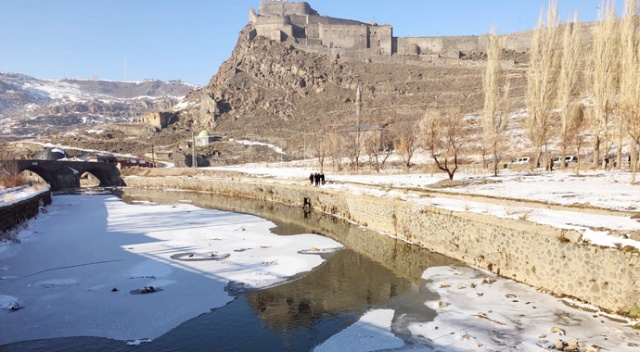 Kars Çayı&#039;na düşen adamı itfaiye kurtardı