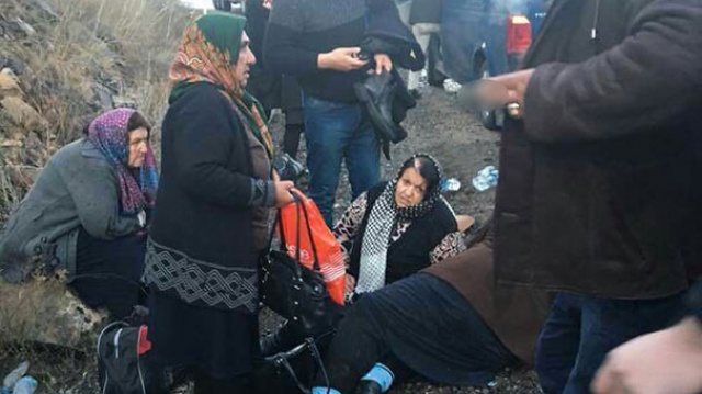 Kars'ta yolcu otobüsü devrildi: 30 yaralı