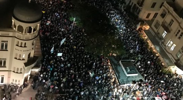 On binlerce İsrailli Netanyahu'yu protesto etti