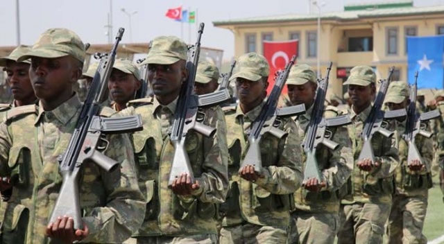 Somali&#039;de Türk askeri eğitim merkezi mezunlarını verdi
