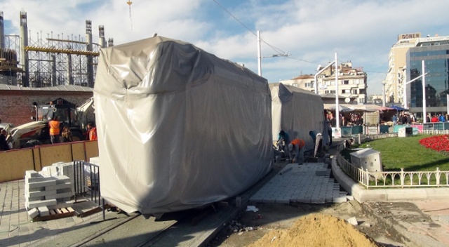 Taksim'deki Nostaljik Tramvay raylarla tekrar buluştu Taksim'deki Nostaljik Tramvay raylarla tekrar buluştu
