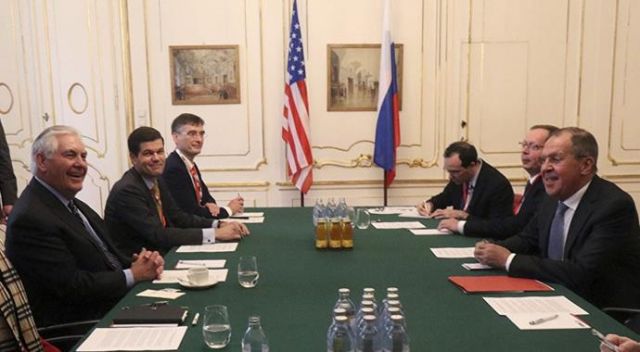 Tillerson ve Lavrov Viyana'da bir araya geldi Tillerson ve Lavrov Viyana'da bir araya geldi